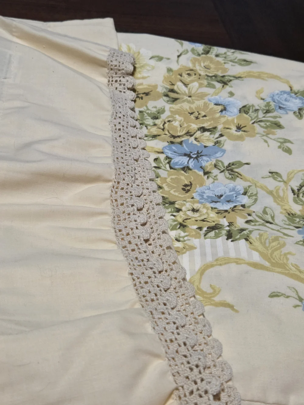 2 VTG UTICA  FLORAL STANDARD PILLOWCASES 1 Embellished Case